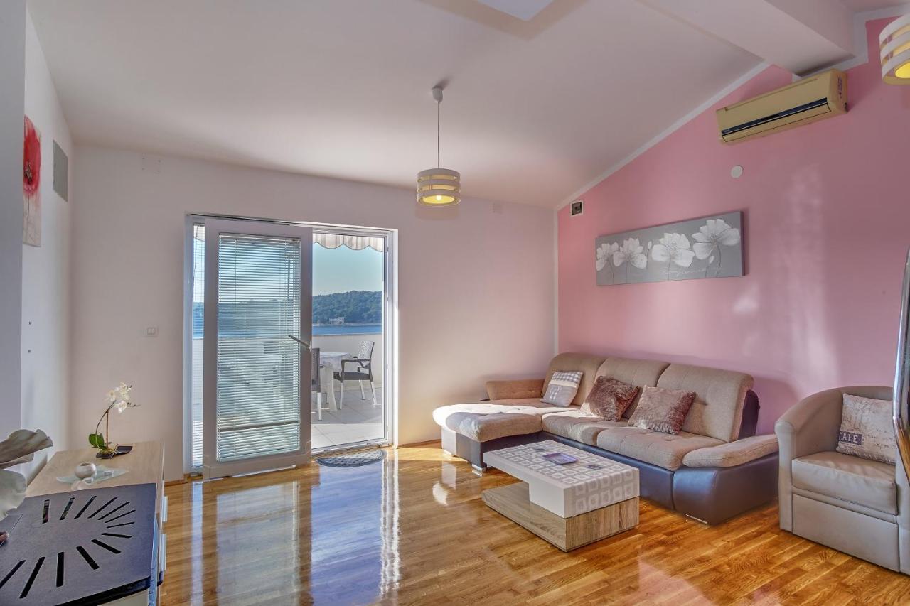 מאלי לוסיניי Apartments Zerjav מראה חיצוני תמונה