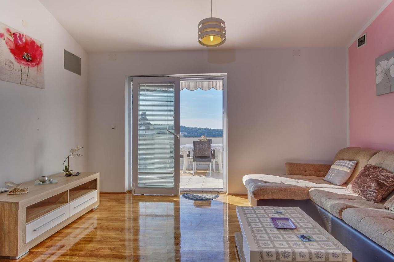 מאלי לוסיניי Apartments Zerjav מראה חיצוני תמונה
